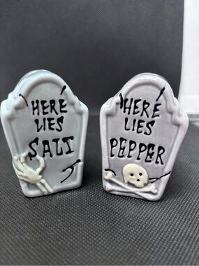 Halloween Tombstone Salt & Pepper Shakers - Cute!